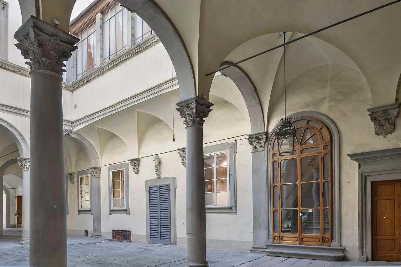 Maggio Frescoes By Vacavilla Florence Apartment