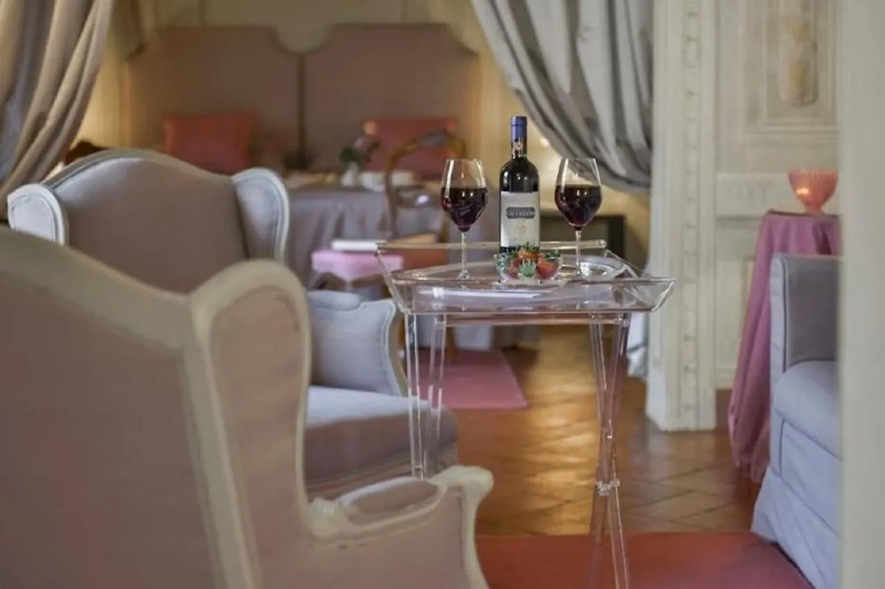 Apartment Maggio Frescoes By Vacavilla Florence